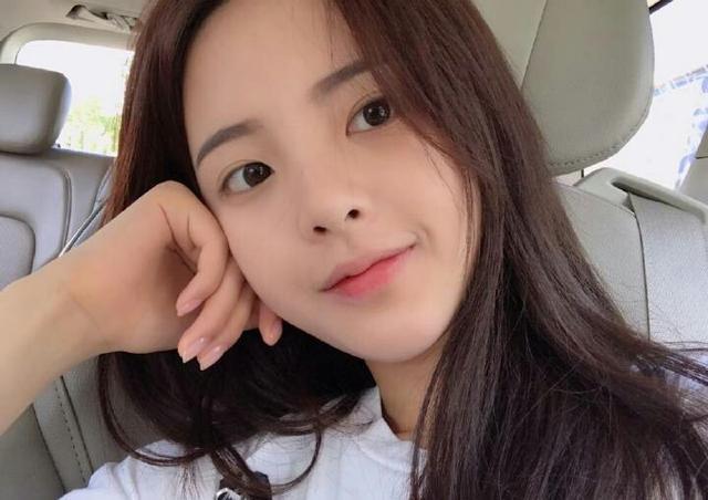 杨超越出道前旧照曝光,脸蛋青涩胶原蛋白满满,网友:好清纯!