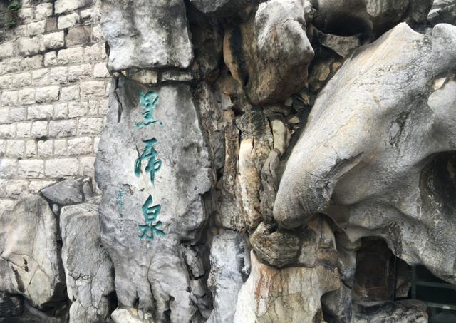 济南最"霸气"的泉,名气堪比趵突泉,当地人在此排队取水