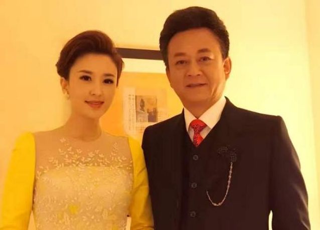 40岁央视美女主持人,与大20岁富豪结婚,生活中被宠成小学生|央视|张蕾