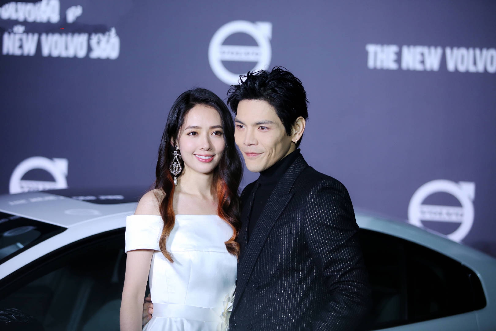 郭碧婷向佐合体参加活动,小向太穿白裙美回初恋,一头红发太惹眼