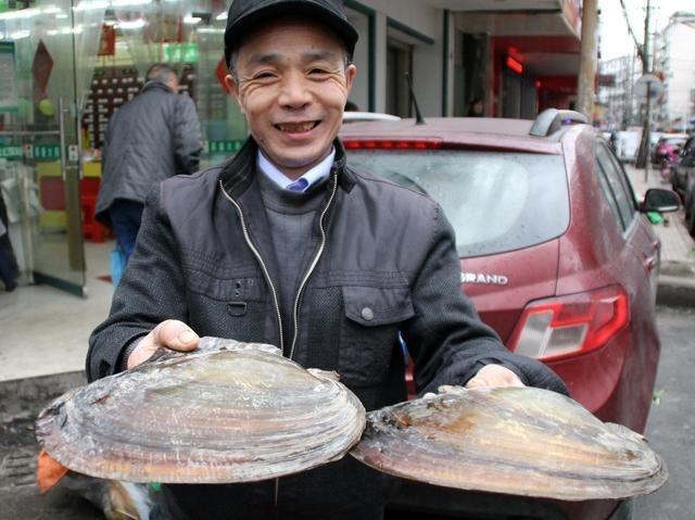 农村大叔捕获11斤的河蚌,活了100多年,专家看了说不能吃!