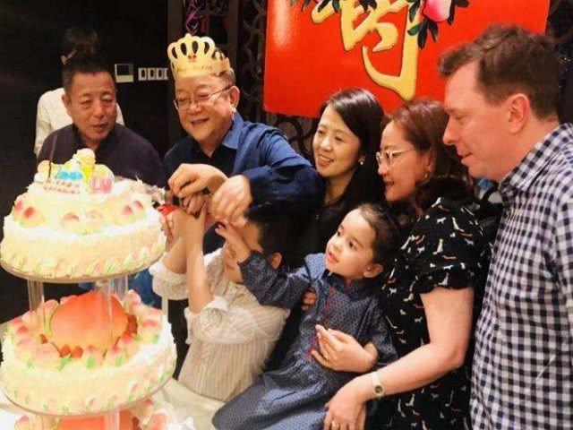 王刚40岁的女儿近照曝光,长相端庄娴静,网友:一点不像爹