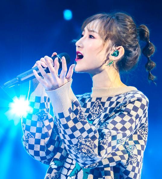 有种实力是陈雪凝的微博简介签约张靓颖公司后简介越来越大胆