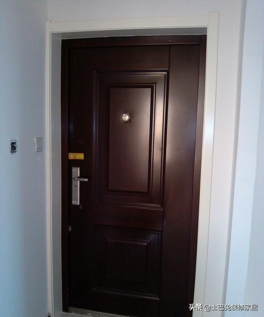 入户门朝内开还是朝外开好?我家改成朝外开,被物业罚了一万