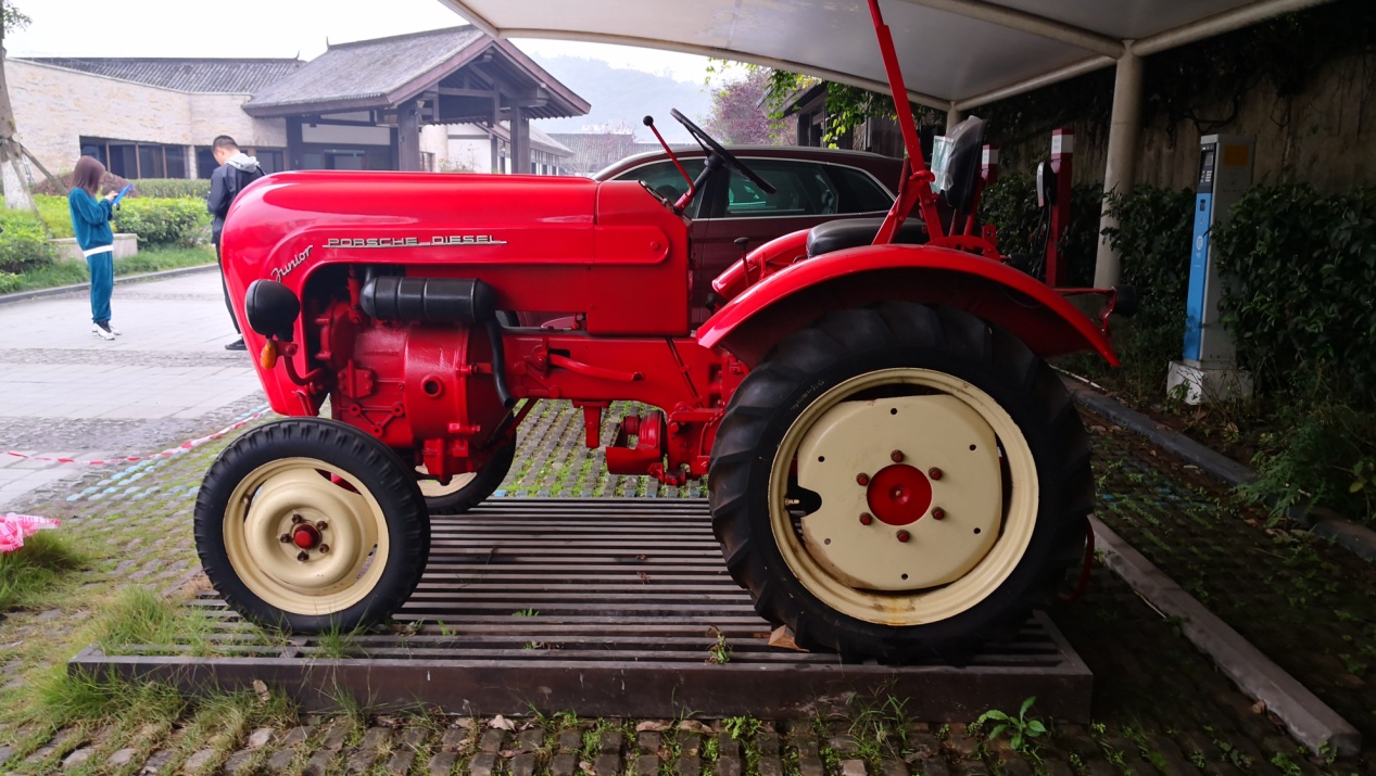 光知道兰博基尼可不够 比豪车更豪气的保时捷拖拉机了解一下？