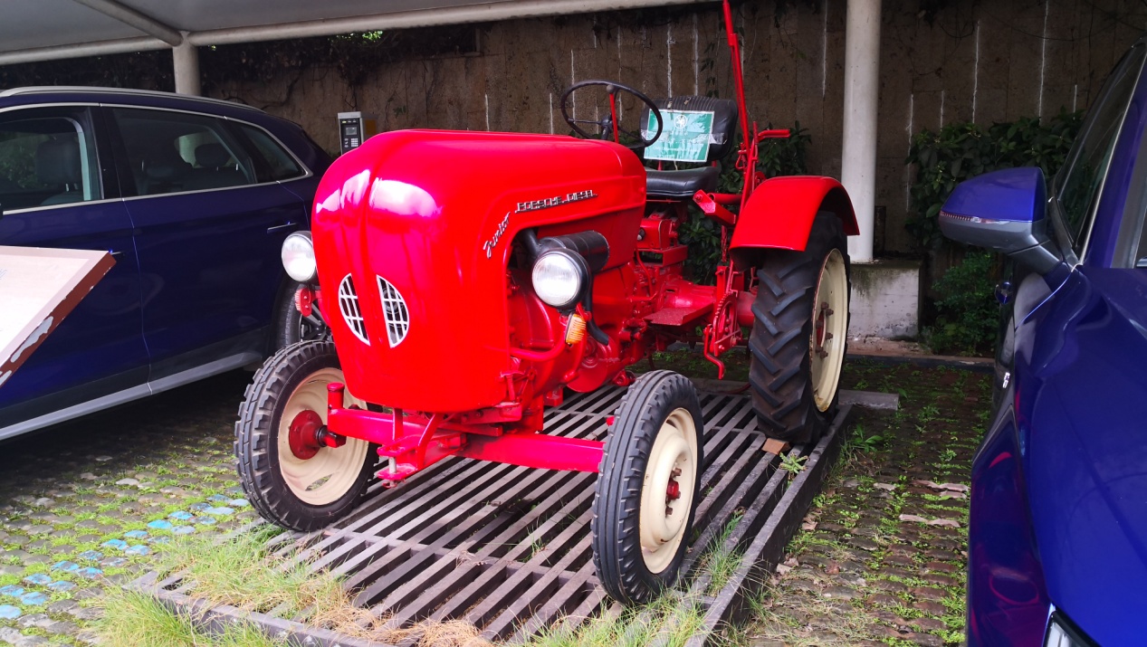 光知道兰博基尼可不够 比豪车更豪气的保时捷拖拉机了解一下？