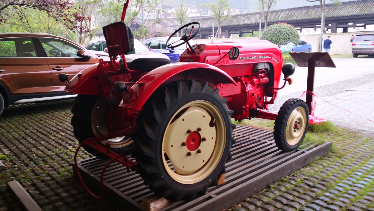 光知道兰博基尼可不够 比豪车更豪气的保时捷拖拉机了解一下？