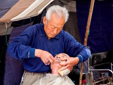 农村即将消失的老行当,“剃头匠”的技术高,靠真本事挣钱|剃头匠|剃头|理发_新浪新闻