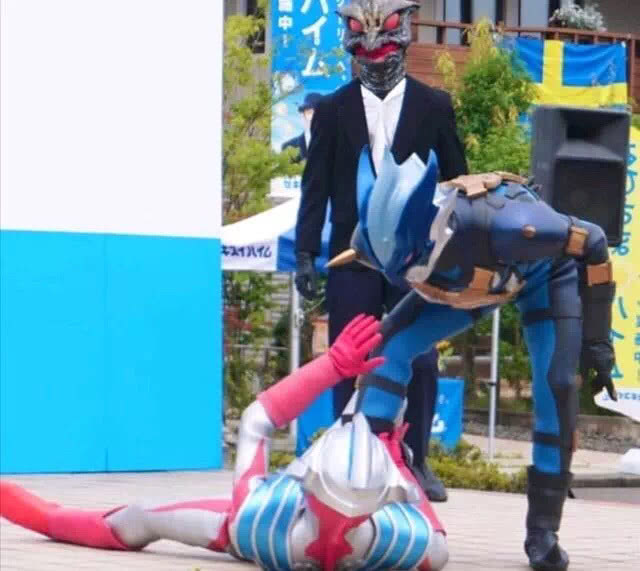 托雷吉亚舞台剧中虐泰迦,动作太真实!