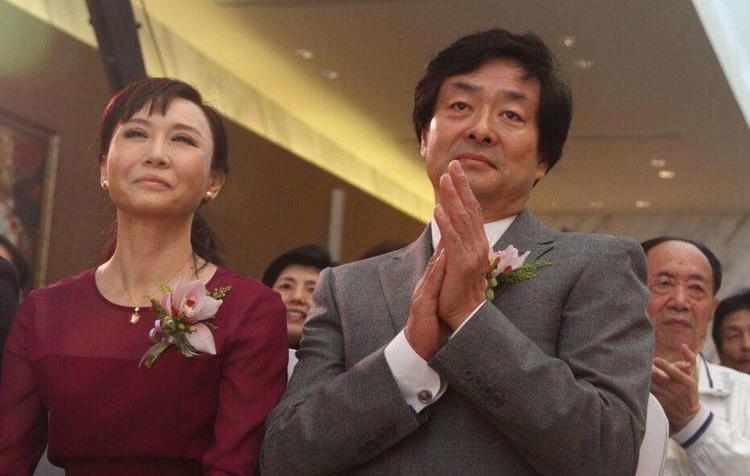 66岁濮存昕近照,与妻子恩爱40年如一日,32岁女儿不继父业成总裁