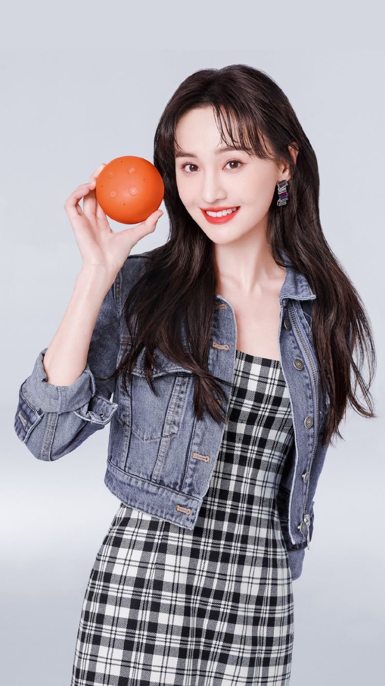 郑爽私服也穿成小可爱,粉色大衣还戴帽子,越来越有少女感了