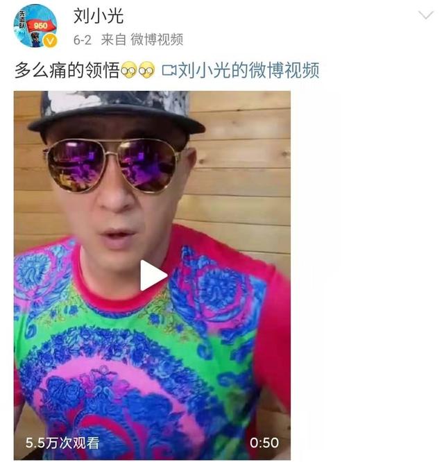 赵四和儿子拍视频,红配绿搭配太迷人,儿子帅气与老爸形象大不同