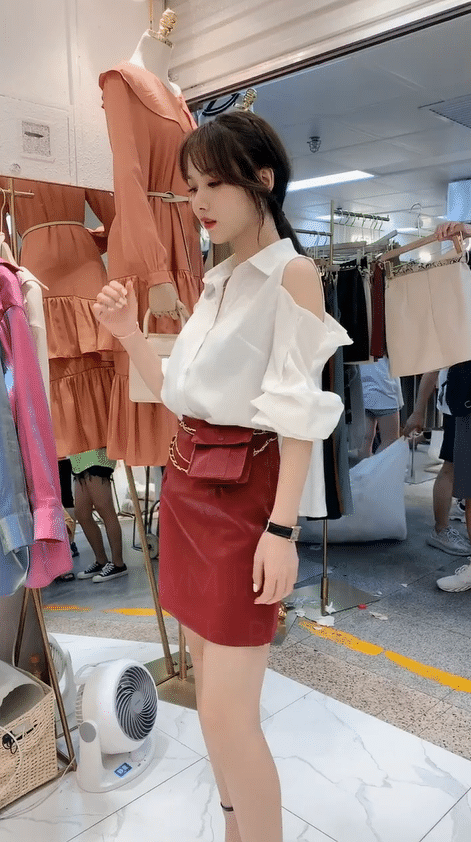 美女都爱去逛街吗看到喜欢的衣服就要试