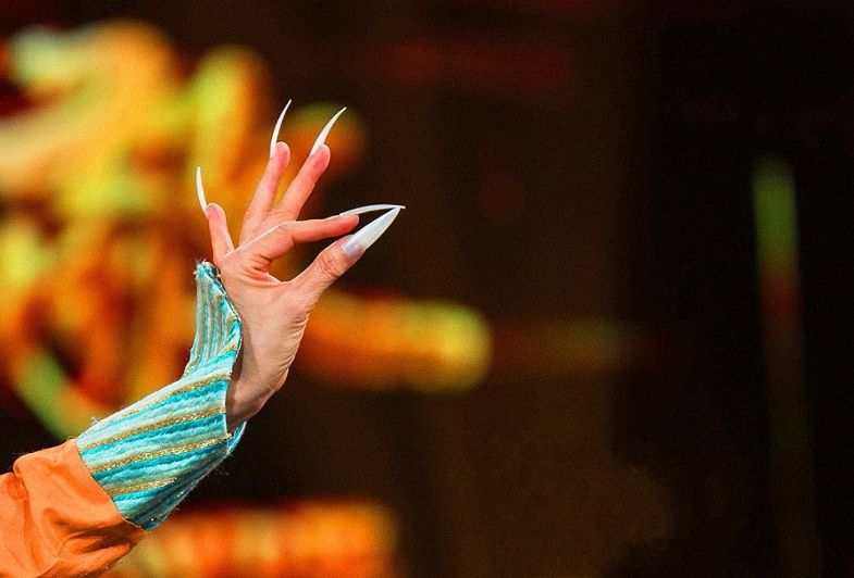 老艺术家杨丽萍录节目一袭龙袍装加身再现孔雀舞招牌动作