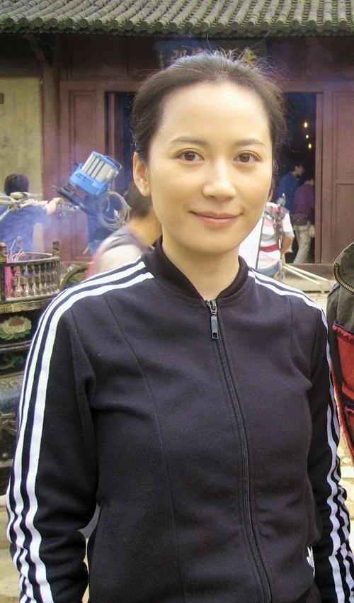 俞飞鸿素颜出门抽烟照曝光 让人大跌眼镜 出生书香门第却至今单身