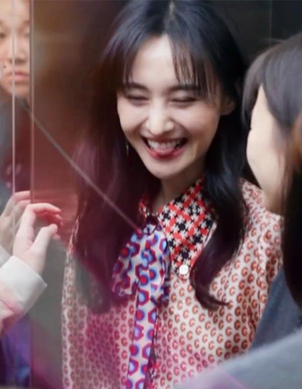 郑爽录制央视节目累到翻白眼,现场生图曝光黑眼圈超明显