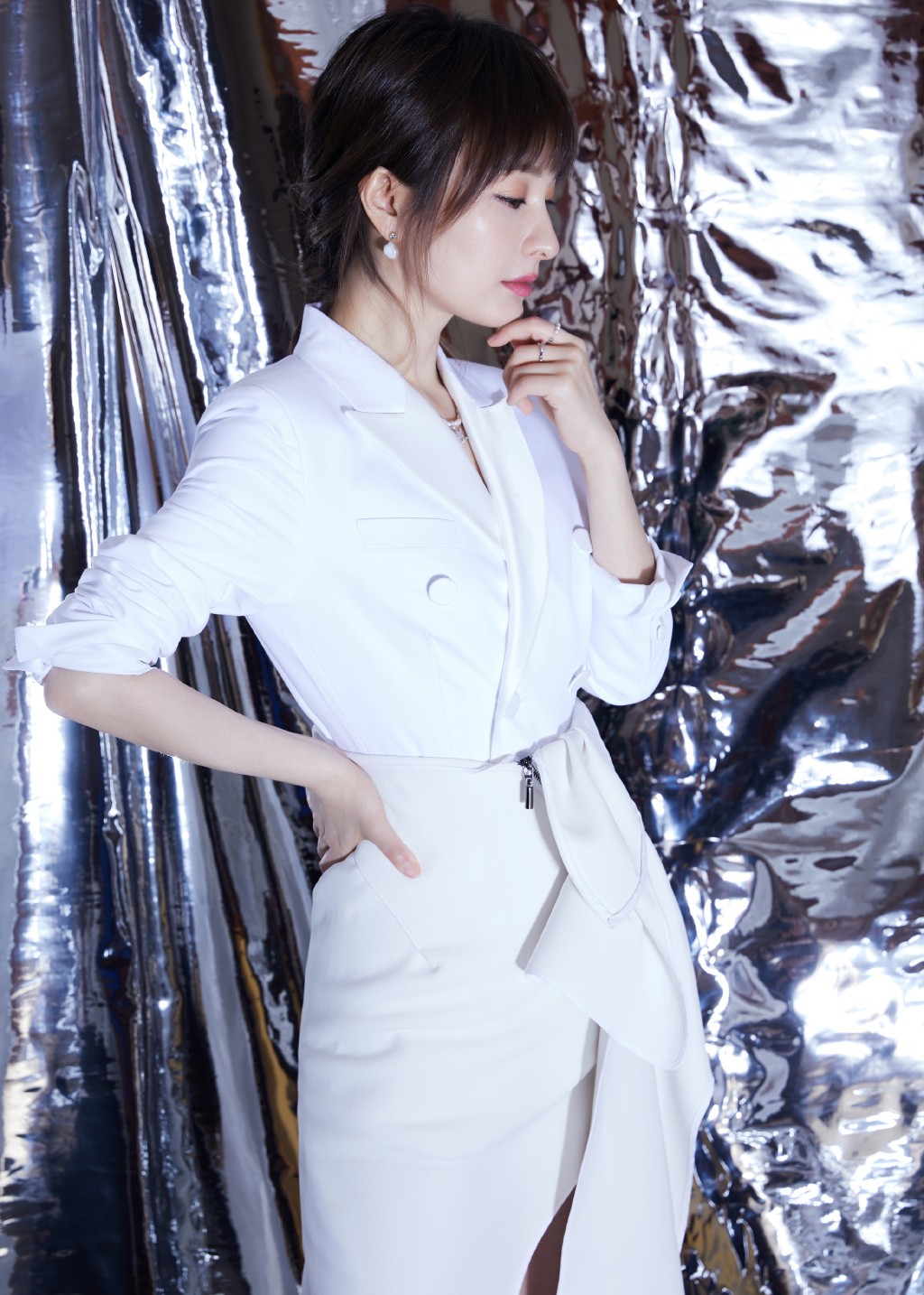 36岁吴昕越发美了,穿白色西装配开叉半身裙,知性又不失个性