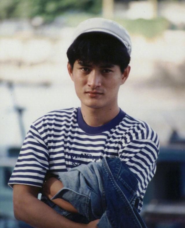 歌手黄安晒照庆祝58岁生日,颜值身材没"掉线"