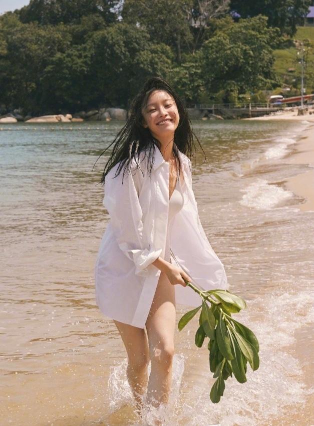 倪妮海边拍写真笑容灿烂迷人一头湿发配泳衣演绎纯真少女