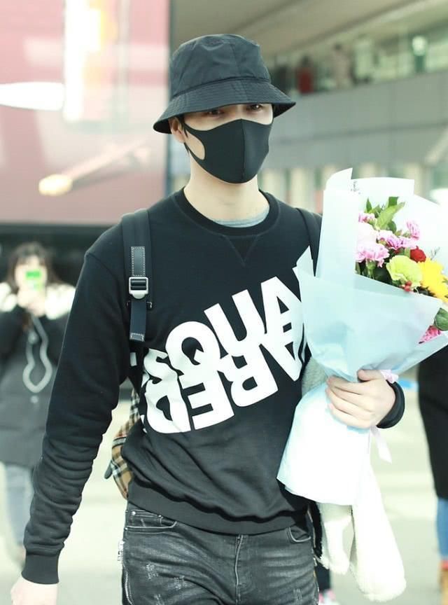 如果觉得纯色系的卫衣太过于单调的话,那可以学学阿英嘎这样选择一件