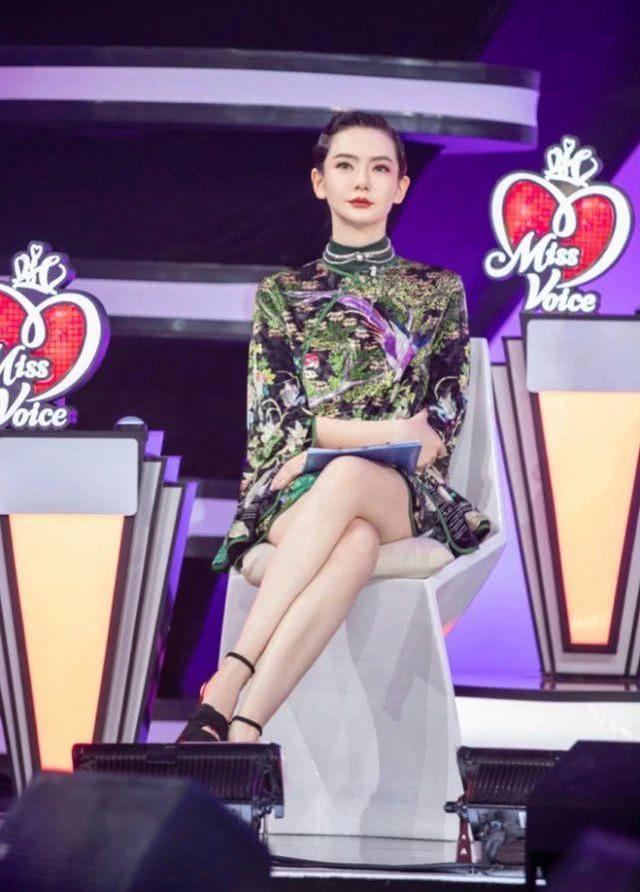 戚薇上节目跷二郎腿两腿合成麻花一看就是最胖没过85斤的人