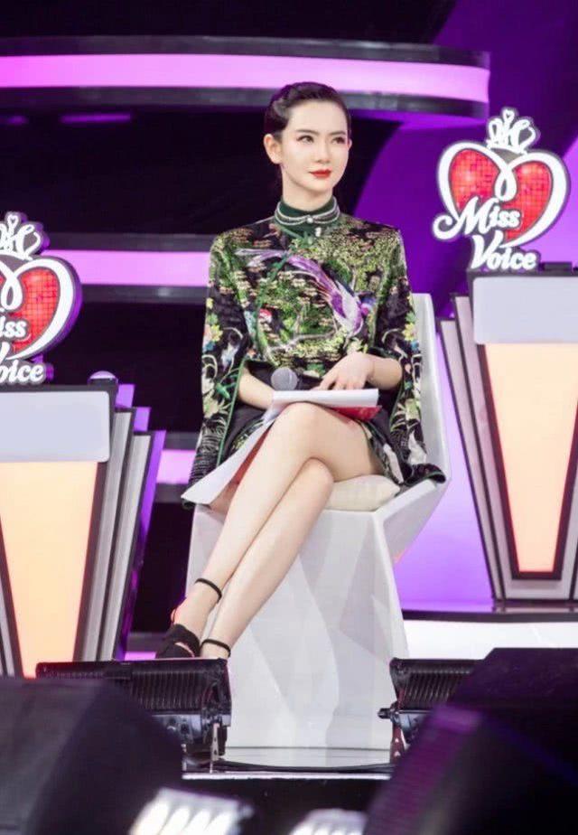 戚薇上节目跷二郎腿两腿合成麻花一看就是最胖没过85斤的人