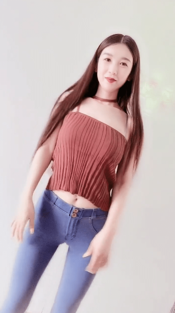 中分的美女看起来气质出众,特别是搭配上紧身牛仔裤!
