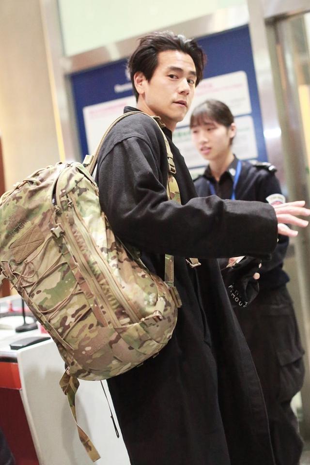 彭于晏好奇怪,发际线高却超多发量,长短袖穿成"七三"分也不显矮