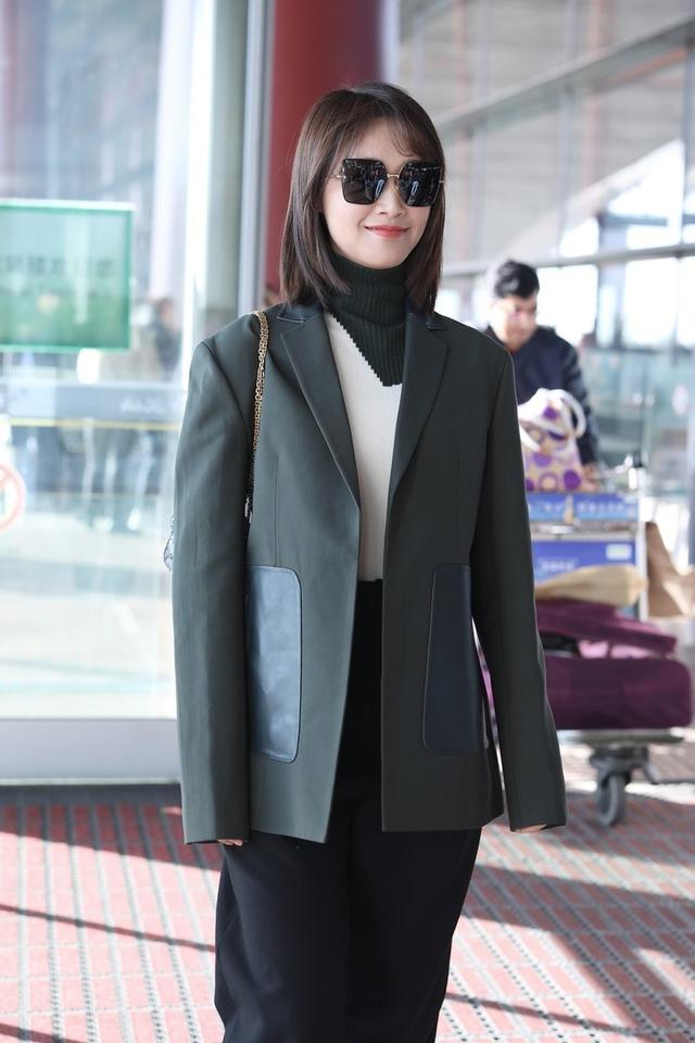 蓝盈莹拼接西装走机场,干练短发时尚大气,29岁穿出"女王"霸气