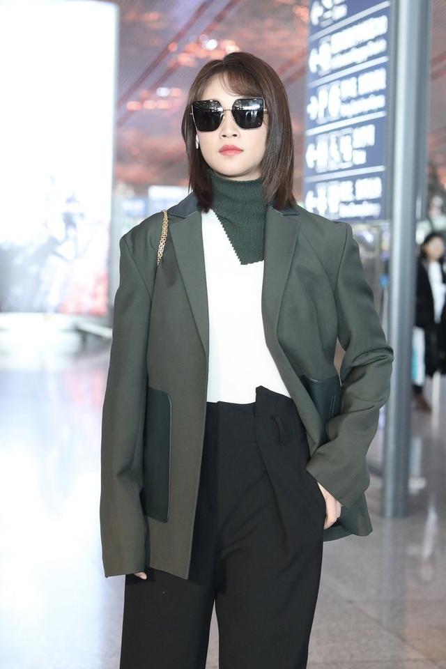 蓝盈莹拼接西装走机场,干练短发时尚大气,29岁穿出"女王"霸气