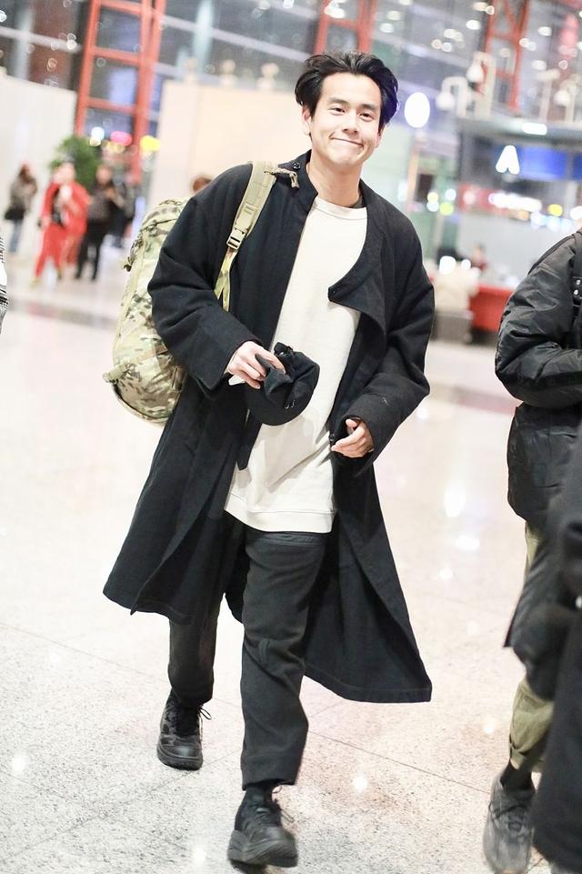 彭于晏好奇怪发际线高却超多发量长短袖穿成七三分也不显矮