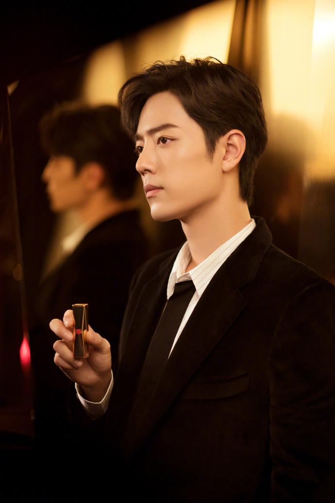 肖战的微电影被刷屏,黑西装搭配白衬衣出镜,沉稳帅气男人味十足