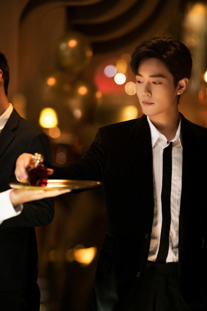 肖战的微电影被刷屏,黑西装搭配白衬衣出镜,沉稳帅气男人味十足