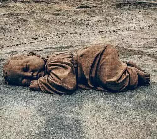 甘肃沙漠上有一巨婴被称为大地之子游客看后表示心疼