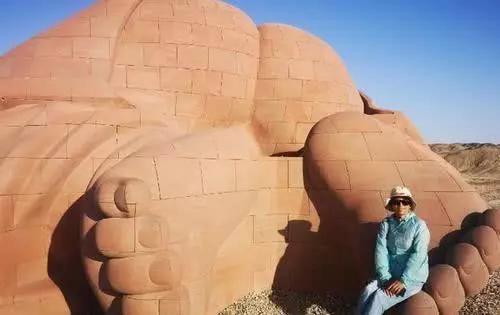 甘肃沙漠上有一巨婴被称为大地之子游客看后表示心疼