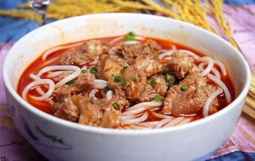 家常鲜牛肉米粉 --- 肉烂酥嫩 粉滑绵韧 汤清味浓 辣烫鲜香