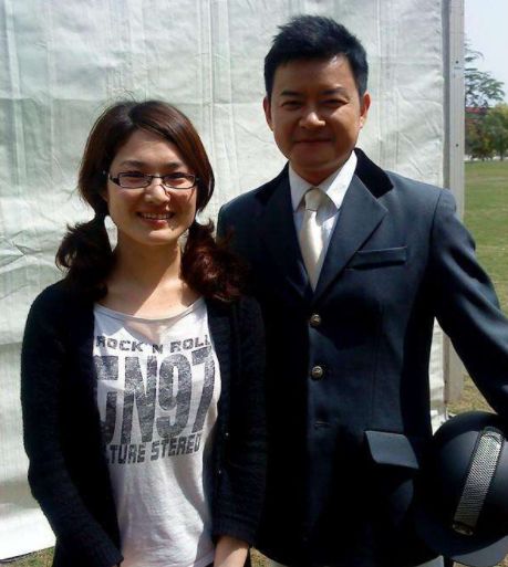41岁主持人李佳明生活照,与妻子18岁相恋,女儿今已13岁