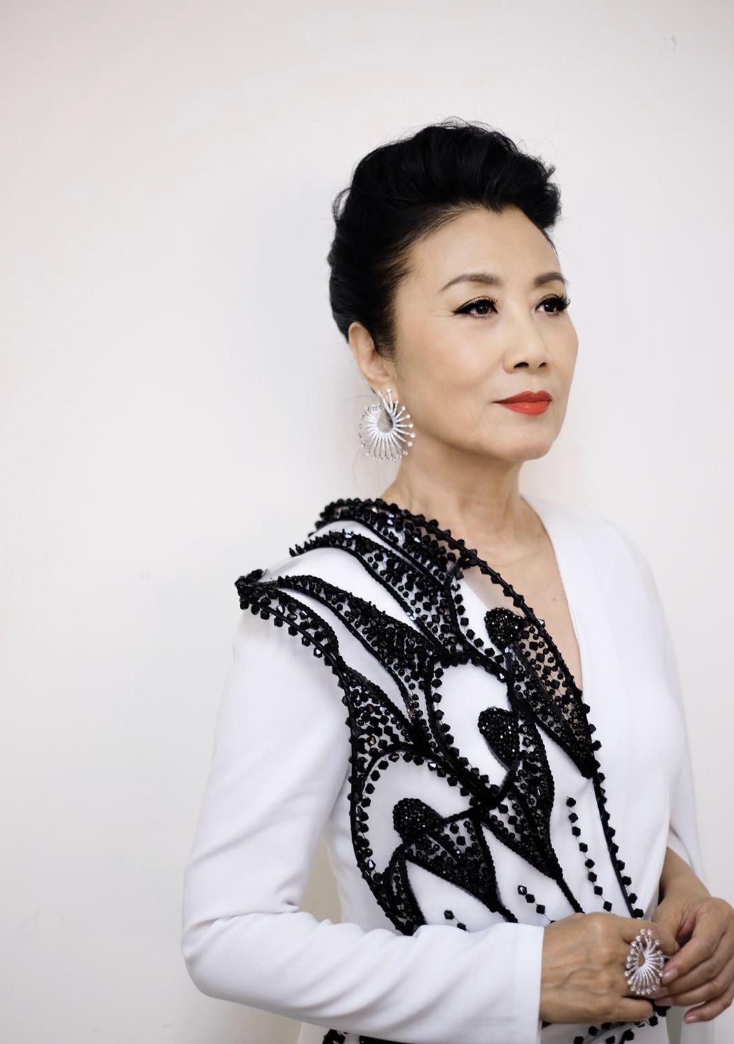 72岁的汪明荃气质全开,盘发造型搭配白色连衣长裙,高雅大气