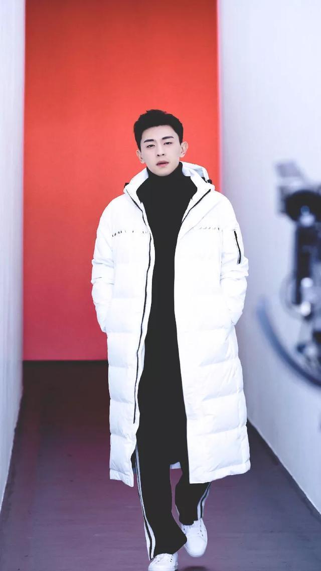 白色羽绒服,内搭黑色高领毛衣 条纹黑色裤子,经典的配色,尽显高档感又