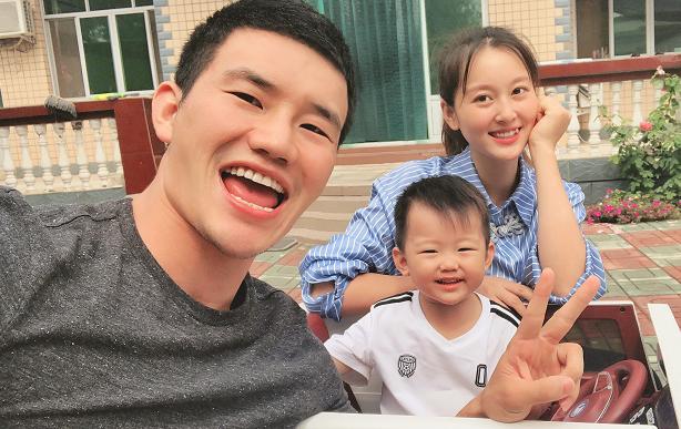 小兵张嘎谢孟伟喜得二宝,回农村豪气大办满月宴,22岁娇妻很惊艳