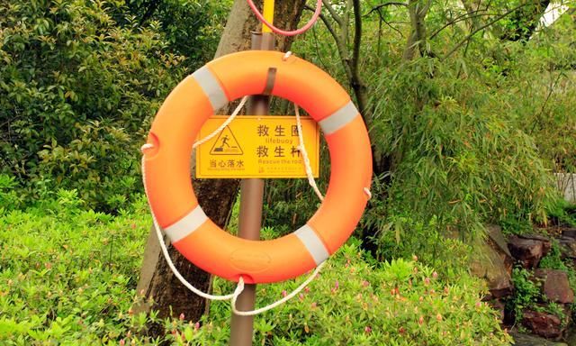 杭州跳水救人的英雄已逝,反思不止,救人先要保证自已安全|救生圈|杭州