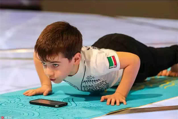 5岁小男孩俯卧撑打破世界记录,看到身材,网友:会影响发育吗?