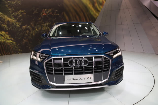 实拍全新奥迪q7,豪华c级suv市场新标杆,广州车展中国首发!