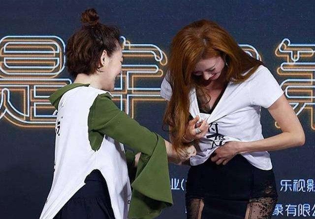 被脱完面对镜头时,脸都红到了耳朵根去了