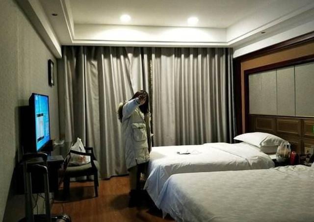 情侣住酒店时,为什么进房间后要先拔电视插头?保洁大妈说出猫腻
