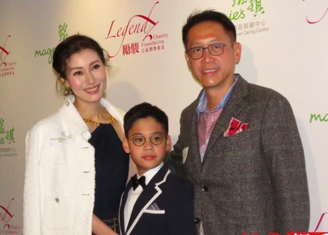 许晋亨一身西装笔挺,右手搭在儿子身上,非常儒雅,而旁边的李嘉欣脸上