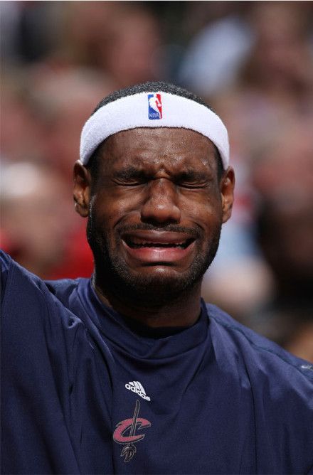 在球场上,科比更是不苟言笑,不过科比偶尔也会露出搞笑和"顽皮"的一面