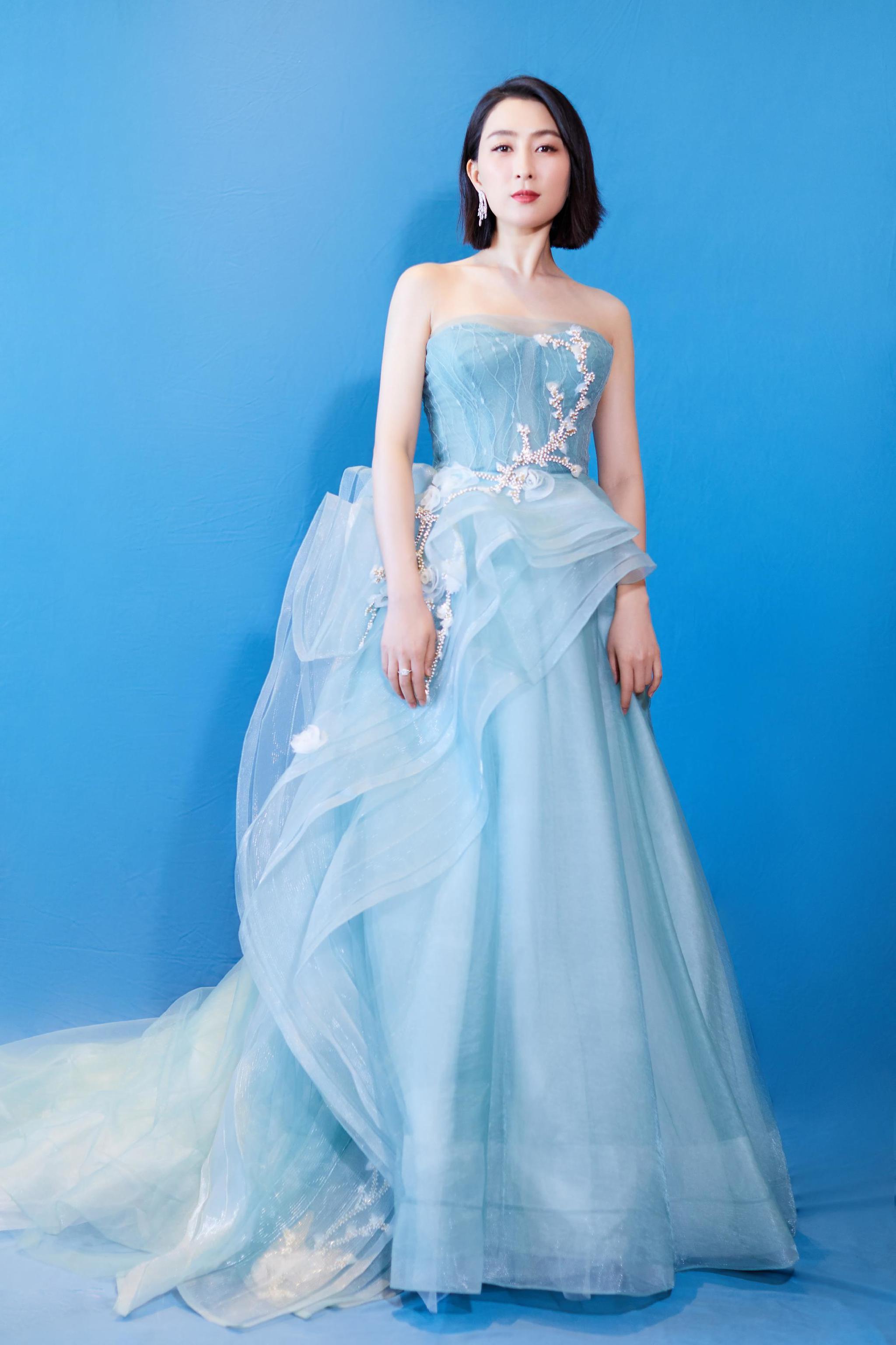 马苏出席第二届海南岛国际电影节 蓝色长裙尽显清新优雅气质