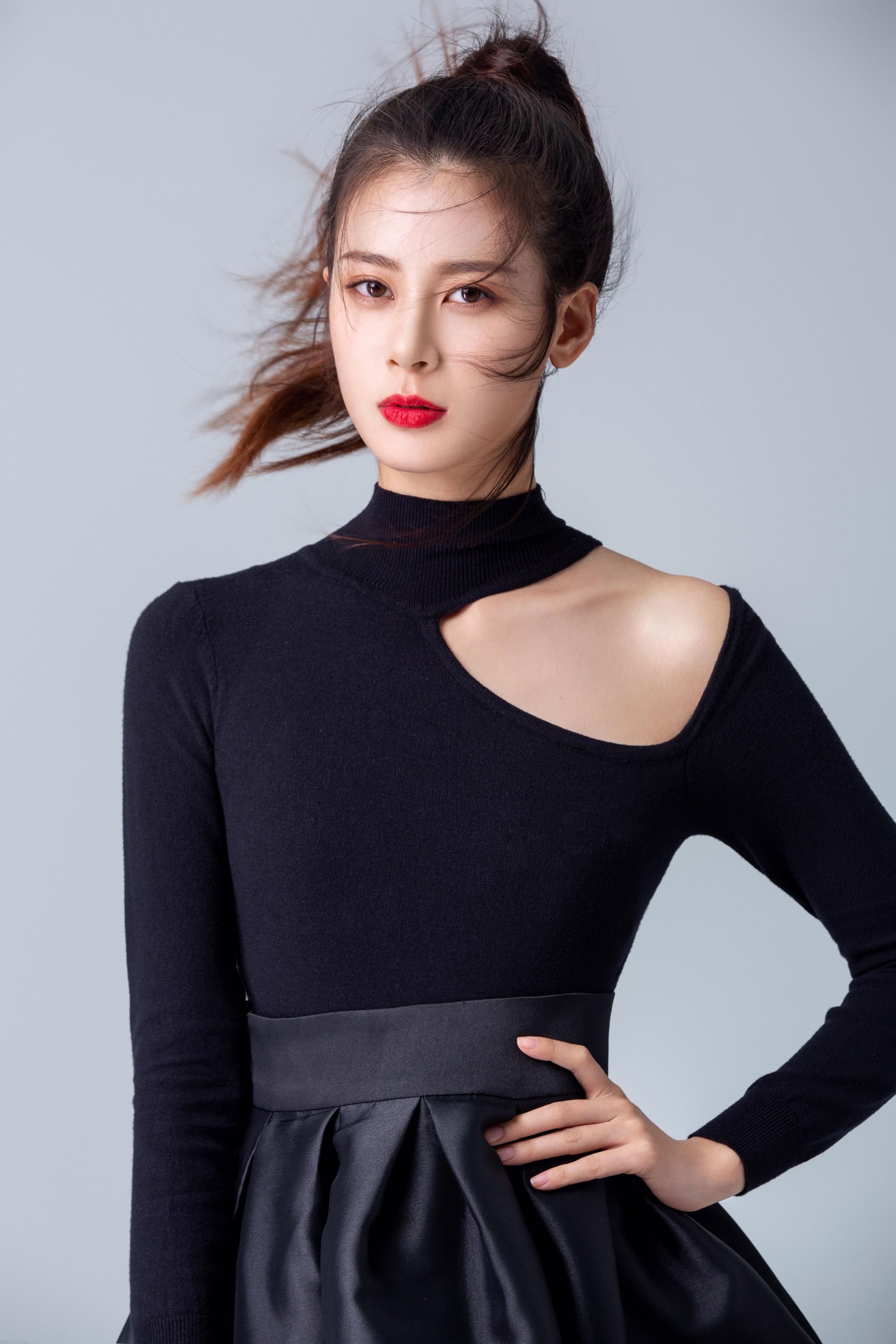 宝藏女孩赵昭仪"一夜"出圈 全新写真英气十足