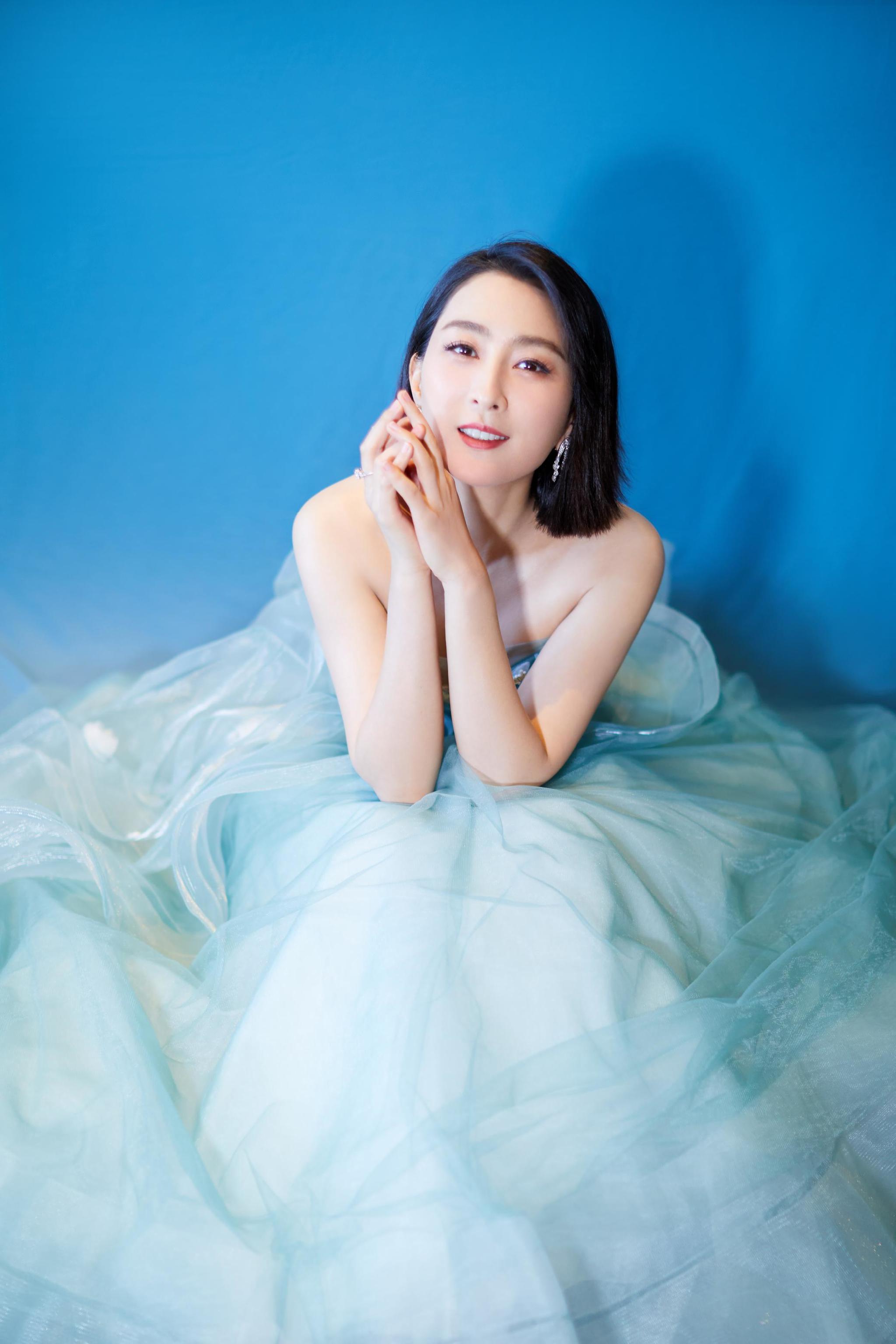 马苏出席第二届海南岛国际电影节 蓝色长裙尽显清新优雅气质